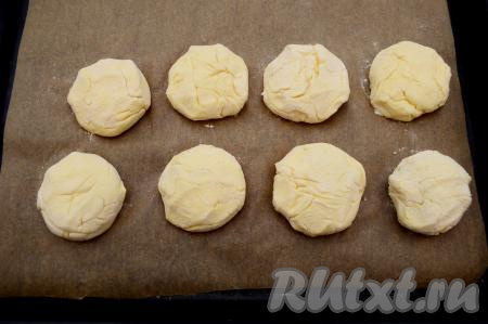Выложить заготовки сырников на противень, застеленный бумагой для выпечки (я использую силиконизированную бумагу, к ней тесто не пристаёт в процессе выпечки, если же не уверены в качестве пергамента, тогда перед выкладыванием сырников, слегка смажьте бумагу растительным маслом). Поставить сырники запекаться в разогретую до 180 градусов духовку на 20 минут.