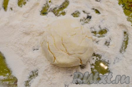 В отдельную тарелку насыпать 3 столовых ложки муки. Отделить часть творожного теста. Я обычно из указанного количества ингредиентов делаю 8 сырников, поэтому зрительно разделяю творожное тесто на 8 частей. Для того чтобы тесто не липло к рукам, я ладони слегка смачиваю водой. Отделив часть творожного теста, сформировать округлый сырник, переваливая его из одной руки в другую. Сформированную заготовку сырника обвалять со всех сторон в муке. Таким же способом сформировать все заготовки сырников, не забывая смачивать каждый раз руки водой.
