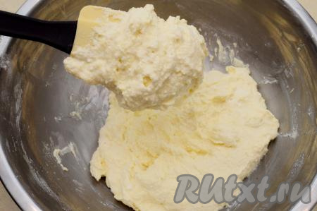 В зависимости от влажности творога и размера яиц, муки может понадобиться чуть больше или чуть меньше, чем указано в ингредиентах. Главное - ориентироваться на консистенцию творожного теста, оно должно получиться достаточно влажным, но при этом хорошо держаться на лопатке. Поэтому после того как вы вмешаете 2 столовых ложки муки, добавляйте муку постепенно, ориентируясь на консистенцию теста.