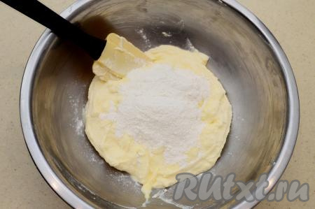 Затем всыпать 2 столовых ложки муки, перемешать творожное тесто до однородности.