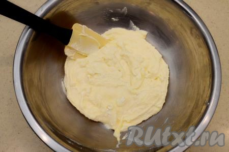 Смешать яйца, творог и сахар в однородную массу.