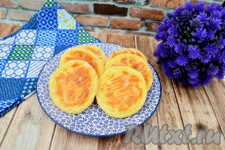 Готовые сырники достать из духовки, они будут достаточно пышными, но сразу начнут немного опадать - это нормально для творожной выпечки. Аппетитные, вкусные сырники, покрытые аппетитной корочкой, и при этом нежнейшие внутри, подать к столу горячими, дополнив сметанкой, вареньем или мёдом.