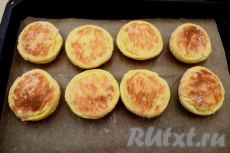 Затем сырники перевернуть на другую сторону при помощи лопатки и отправить в духовку ещё на 10 минут.