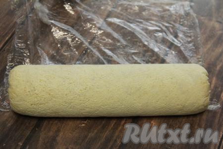 По прошествии времени развернуть рулет, аккуратно убирая фольгу и плёнку.