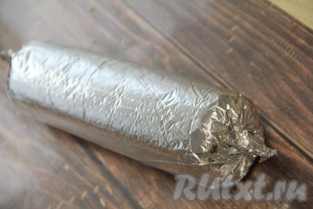 Завернуть рулет в фольгу и убрать в холодильник на ночь (или минимум на 6 часов).