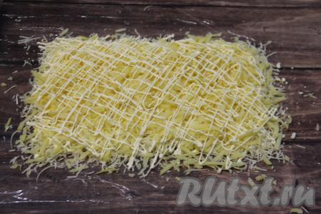 Нанести на картошку сетку из майонеза.