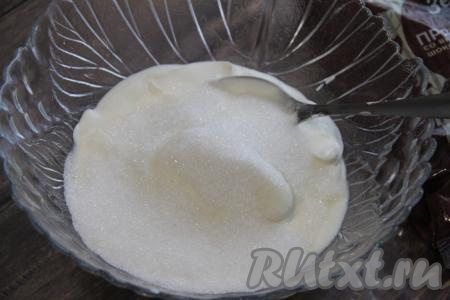 Соединить в глубокой ёмкости сметану и сахар, перемешать и оставить сметанный крем минут на 10.