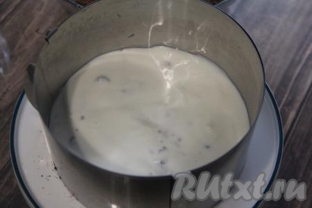 Равномерно выложить 1/4 часть сметанного крема.