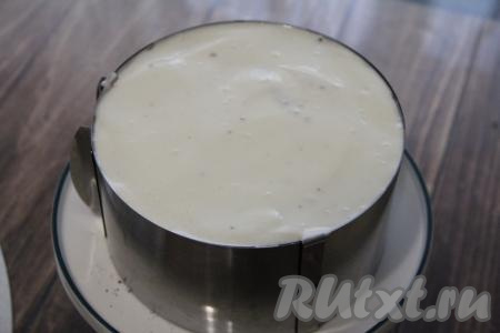 Собрать торт повторяя слои (пряничная крошка, сметанный крем и бананы). Верхний четвёртый слой делаем без бананов, сверху должен быть сметанный крем.