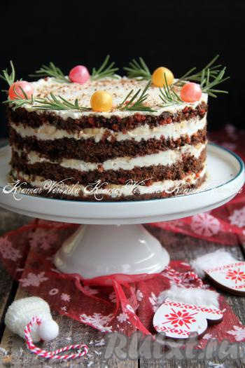 Готовый торт поставить в холодильник на ночь для пропитки (не менее чем на 10 часов). Затем снять бортики формы и украсить по желанию.