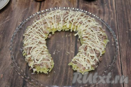 Остывшее варёное куриное мясо (или копчёное) нарезать на мелкие кубики и выложить следующим слоем, нанести майонез.