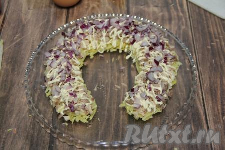 Для этого салата я взяла красный лук, можно взять любой репчатый лук, но если лук горький, тогда ошпарьте его кипятком и хорошо отожмите от лишней воды. Очищенный лук мелко нарезать и выложить следующим слоем.