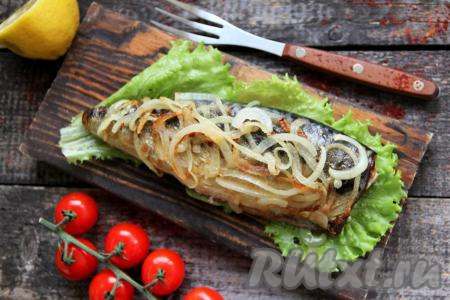 Скумбрия, жаренная с луком на сковороде