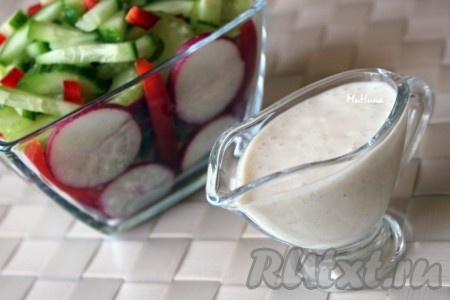 Салат с сельдереем, огурцом и редисом