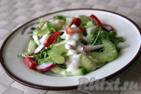 Салат с сельдереем, огурцом и редисом