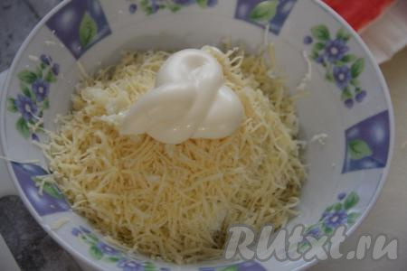 Сюда же выложить пару столовых ложек майонеза.