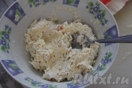 Перемешать крабово-сырную массу до однородности, если нужно - досолить. Крабово-сырная масса не должна получиться жидковатой, но и сухой она быть не должна, поэтому, если нужно, добавьте ещё немного майонеза.