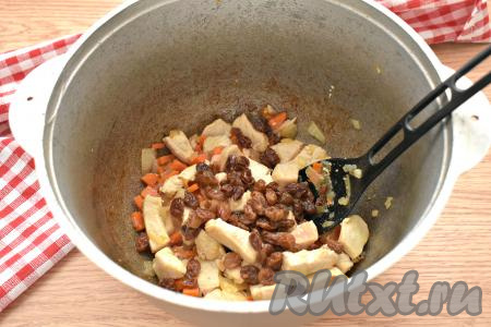 К куриному мясу, обжаренному с овощами, добавляем промытый изюм, перемешиваем, прогреваем 2-3 минуты, иногда помешивая.