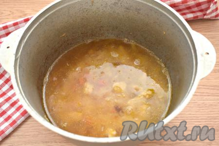 Заливаем содержимое казана (или сковороды) тёплой прокипячённой водой (вода должна быть выше уровня риса на 1,5 сантиметра).