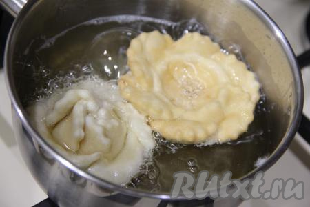 В кастрюле с толстым дном очень хорошо разогреть достаточно большое количество растительного масла, выложить несколько розочек в один слой (я жарила по два цветочка). Готовить хворост с двух сторон на умеренном огне до лёгкого золотистого цвета. Розочки раскроются во время жарки. Готовый хворост выкладывать на бумажное полотенце, чтобы убрать лишний жир. Постепенно пожарить все розочки.