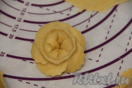 Аккуратно снять цветок с рюмки и ещё раз пройтись по краю пальцами, закрепляя лепестки. Аккуратно сформировать все заготовки хвороста в виде розочек.