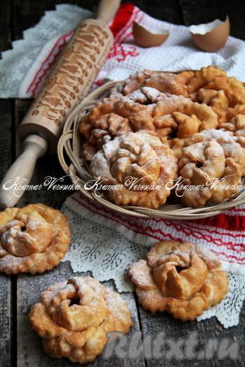 Перед подачей хворост в виде розочек посыпать сахарной пудрой. Посмотрите, какие аппетитные цветочки получились!