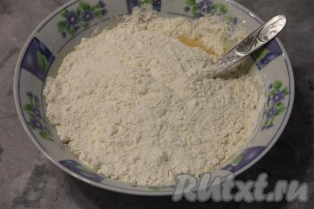 Всыпать частями муку, перемешивая тесто сначала вилкой.