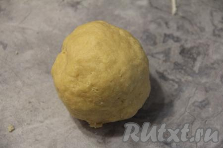 Затем, добавляя по мере необходимости муку, вымесить тесто руками до упругого и пластичного состояния. Тесто не должно липнуть к рукам. Если слегка липнет, тогда припылите его мукой и ещё раз вымесите.