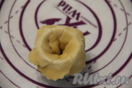 Прижать по краю рюмки все лепестки. Прижимать следует крепко, чтобы кружочки слепились между собой.