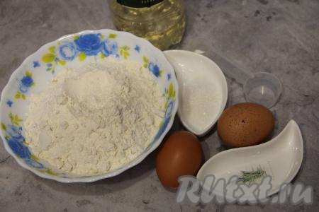 Подготовить продукты для приготовления хвороста в виде розочек.