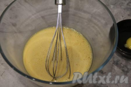 Перелить медово-сметанную массу в миску для замешивания теста, оставить на 5 минут (за это время масса немного остынет).