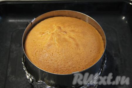 Дно формы для выпечки (я взяла форму диаметром 18 сантиметров) застелить пергаментом. У меня форма без дна, я её застелила фольгой. Выложить тесто в форму и поставить в разогретую духовку. Выпекать бисквит минут 45 при температуре 180 градусов. Готовность проверить сухой деревянной шпажкой (проколите бисквит сверху, если на шпажке отсутствуют следы теста, она осталась сухой, значит бисквит готов, его нужно доставать из духовки).