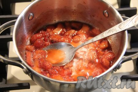 Проварить ягоды, иногда помешивая, на медленном огне 2 минуты. В небольшую ёмкость всыпать крахмал, влить в него 20 миллилитров холодной воды, перемешать до однородности. Тонкой струйкой, постоянно помешивая, влить крахмальную смесь к проварившейся клубнике и, не переставая перемешивать, продолжать варить ягоды 2 минуты. Клубничная масса загустеет. Снять с огня, немного остудить и пробить погружным блендером в пюре. Дать клубничному пюре полностью остыть.