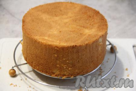Готовый бисквит слегка остудить в форме, затем достать из формы и остудить полностью на решётке.