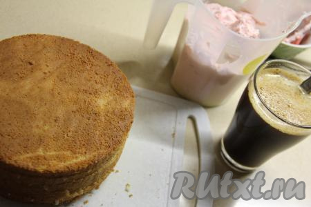 Бисквит получается высоким, диаметром 18 сантиметров. Разрезать бисквит на 4 части (коржа). Развести или сварить крепкий кофе. Я в 200 миллилитров кипятка всыпаю 1 столовую ложку растворимого кофе и перемешиваю. Для приготовления крема соединить мягкое сливочное масло и сахарную пудру, взбить миксером до однородности и пышности, добавить творожный сыр и остывшее клубничное пюре. Взбить клубнично-творожный крем до однородного состояния.