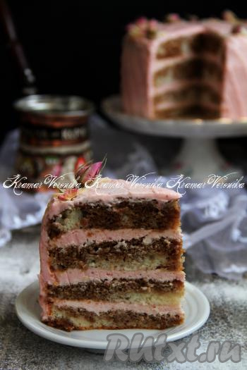 А вот какой аппетитный разрез у этого клубнично-творожного бисквитного торта.