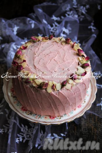 Украсить готовый торт с клубнично-творожным кремом по желанию, я по кругу разместила миндальные лепестки и сухоцветы. Можно украсить свежей клубникой. Вот такой высокий, красивый и очень вкусный получился бисквитный тортик!