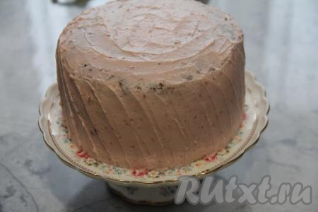 На следующий день покрыть торт оставшимся клубнично-творожным кремом. Я просто сделала насечки на креме с помощью узкого шпателя.