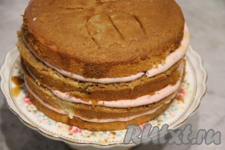 Пропитать каждый корж крепким кофе (верхний корж нужно пропитывать со стороны разреза). Смазать каждый корж (кроме верхнего) кремом. Собрать торт, складывая пропитанные и смазанные кремом коржи друг на друга, накрыть верхним пропитанным коржом. Часть крема оставить для покрытия торта сверху, убрать в холодильник. Поставить торт в холодильник на ночь для пропитки.
