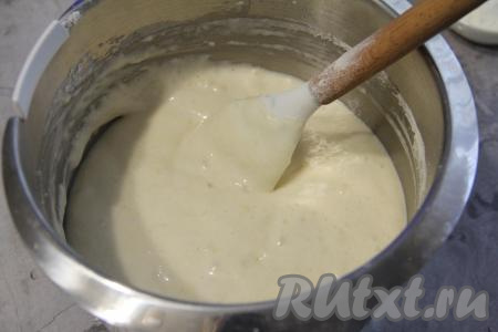 Муки может потребоваться чуть больше или немного меньше, чем указано в ингредиентах, главное ориентироваться на консистенцию замешиваемого бисквитного теста. Оно должно получиться очень пышным и воздушным.