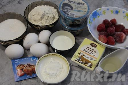 Подготовить продукты для приготовления торта с клубнично-творожным кремом. Я для приготовления крема использовала замороженную клубнику, но можно взять свежую. Если вы готовите торт со свежей клубникой, её надо промыть, удаляя чашелистики, затем обсушить. Замороженную клубнику нужно слегка разморозить. Заранее достать из холодильника сливочное масло, чтобы оно согрелось и стало достаточно мягким.