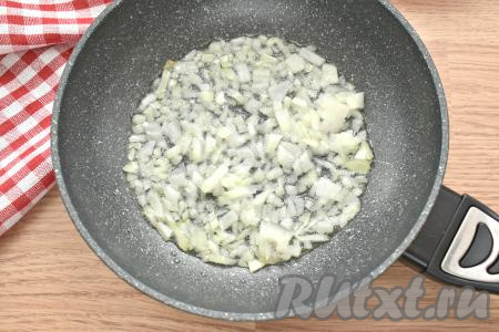 Заранее отвариваем куриное филе или другие части курицы без кожи и костей (варим 30 минут после закипания воды), даём остыть. Также предварительно отвариваем до готовности, не очищая от кожуры, картошку и морковь (на отваривание с момента закипания воды нужно будет минут 25-30), затем достаём их из воды, оставляем остывать. Теперь можно приступать к непосредственному приготовлению салата "Лисья шубка". Очищенную луковицу нарезаем мелко и обжариваем на сковороде на среднем огне в разогретом растительном масле 2-3 минуты, периодически перемешиваем.