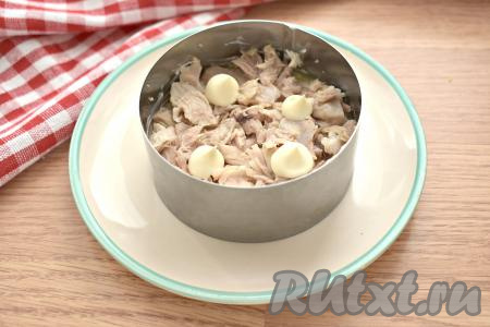 Вторым слоем выкладываем нарезанное на кусочки варёное куриное мясо, немного солим, покрываем майонезом.