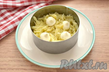 Очищаем варёные картофель и морковку. Салат "Лисья шубка" можно формировать в сервировочном кольце, порционных креманках или в глубоком салатнике, выкладывая слоями. Я использовала сервировочное кольцо диаметром 11 сантиметров. Формируем первый слой, для этого на крупной тёрке натираем варёный картофель, выкладываем на дно сервировочного кольца, солим его немного, перчим, смазываем майонезом.