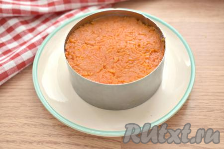Завершающий слой салата - натёртая на крупной тёрке отварная морковка. Ставим салат "Лисья шубка" в холодильник, как минимум, на 1 час, чтобы слои пропитались.