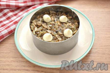 Следующим слоем будут остывшие обжаренные грибы с луком, по вкусу солим, перчим, смазываем майонезом.