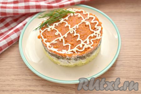 Перед подачей убираем сервировочное кольцо, верх салата украшаем на своё усмотрение, я сделала сеточку из майонеза и добавила веточку укропа.