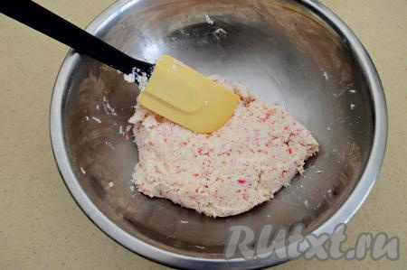 Крабово-сырная масса должна получиться пластичной, хорошо держать форму. Лепить из неё шарики очень просто.