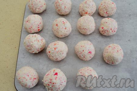 Влажными руками из крабовой массы сформировать шарики размером с достаточно крупный грецкий орех. Всего у меня получилось 15 крабово-сырных шариков.