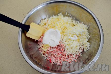 Сюда же добавить примерно 2 столовых ложки майонеза, подсолить по вкусу, перемешать.